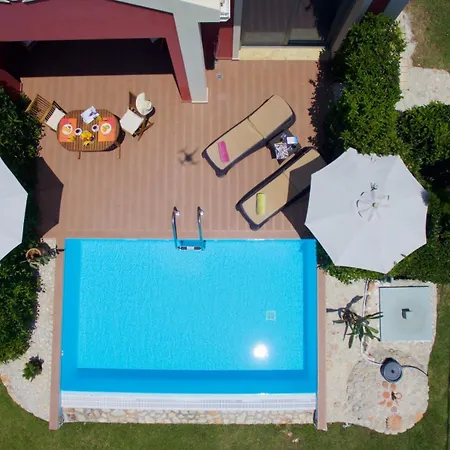 Trapezaki Bay Villa *